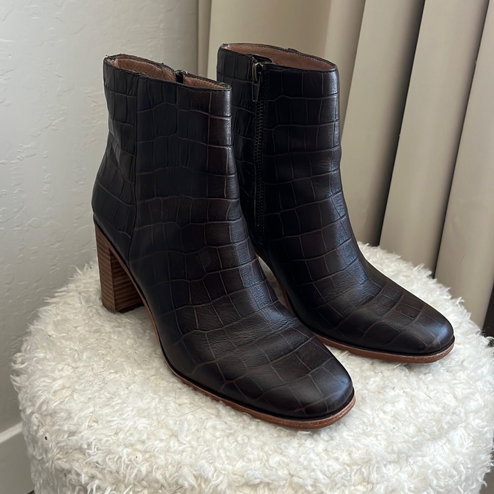 Madewell The Greer Bootie in Dark Coffee Croco. Size 7.5